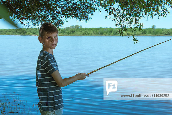 Junge beim Angeln am See,  Portrait
