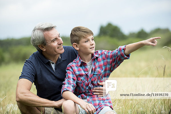 Großvater und Enkel verbringen gemeinsam Zeit im Freien.