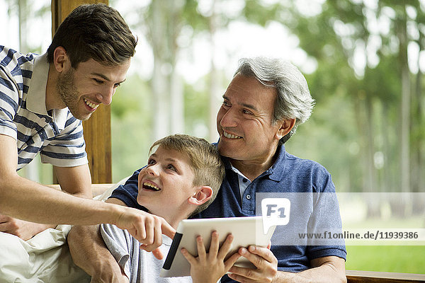 Familie mit Kind mit digitalem Tablett