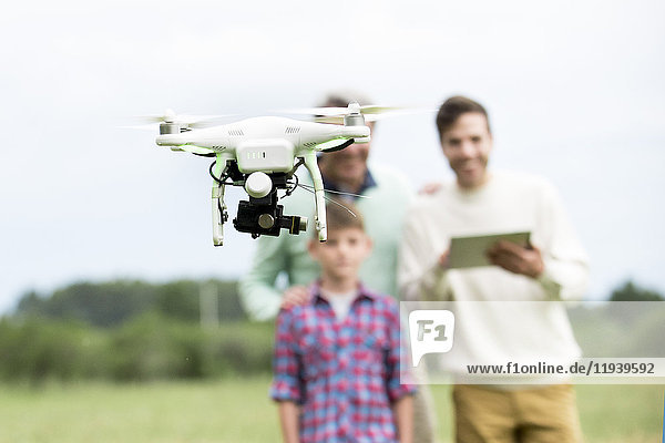 Familienspiel mit Drohne im Freien