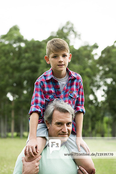 Vater mit Sohn auf den Schultern  Porträt