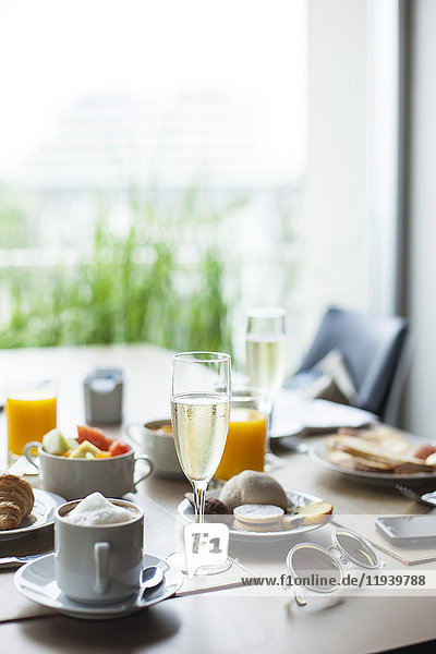 Frühstück und Champagner auf dem Tisch im Cafe