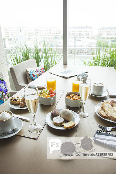 Frühstück auf dem Tisch im Hotel