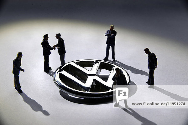 VW logo surrounded by model figures