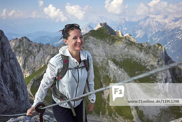 Alpen  Karwendelgebirge  Frau wandert auf Klettersteig