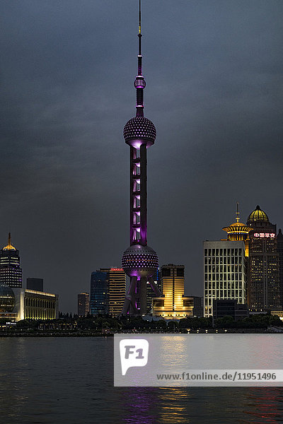 China  Shanghai  Zeichen für das Tragen von Schutzhelmen
