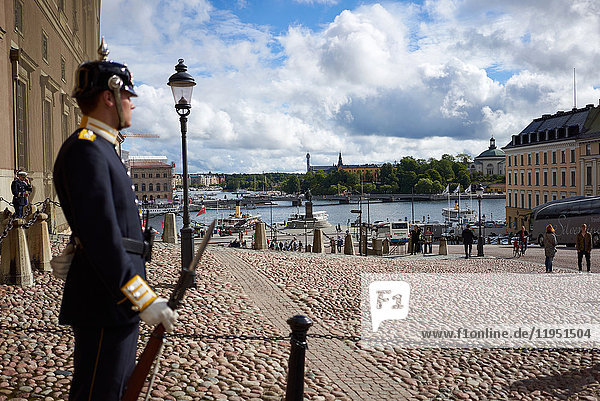 Schweden Stockholm Wache auf dem Schlossplatz