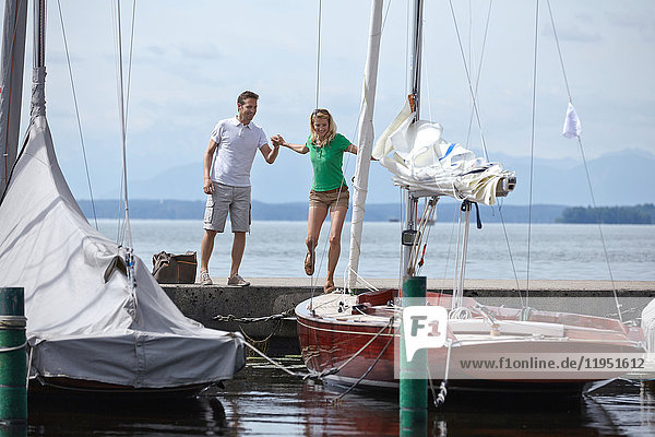 Deutschland Bayern Starnberger See Paar an einem Segelboot