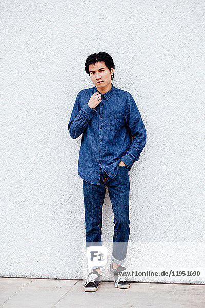 Porträt eines jungen Mannes im Freien,  in Jeans und Jeanshemd