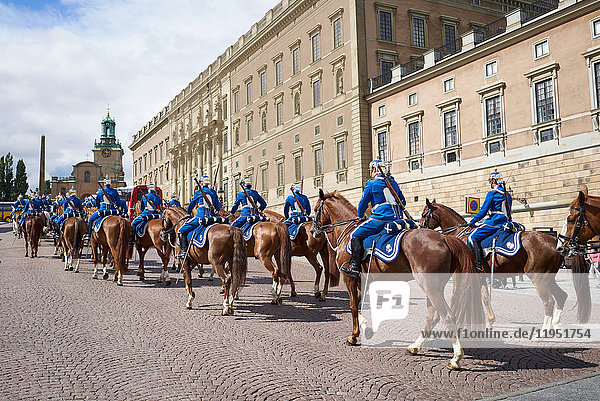 Schweden  Stockholm  Militärparade vor dem Königlichen Palast