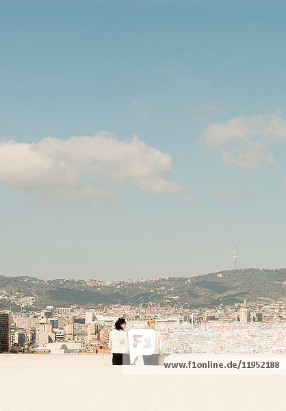 Rückansicht von Touristinnen mit Blick auf das Stadtbild Barcelona Spanien