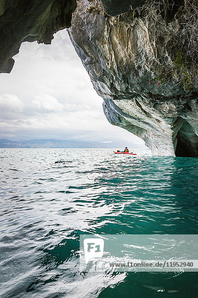 Kajak fahrende Frau um Marmorhöhlen  Puerto Tranquilo  Region Aysen  Chile  Südamerika