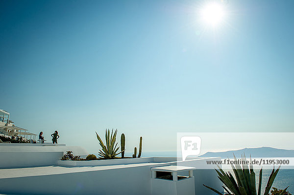 Blick über die Dächer von Gebäuden  Oía  Santorin  Kikladhes  Griechenland