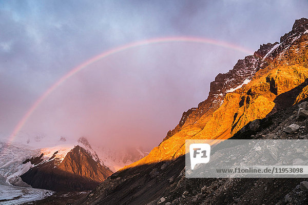 Regenbogen und dramatischer Himmel über dem Torre-Gletscher im Los Glaciares-Nationalpark  Patagonien  Argentinien