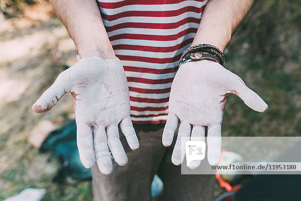 Mittelteil eines männlichen Boulderers mit weiß gekreideten Händen  Lombardei  Italien