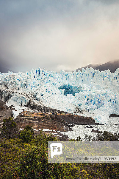 Blick auf den Perito-Moreno-Gletscher und Sturmwolke über den Bergen  Los Glaciares-Nationalpark  Patagonien  Chile