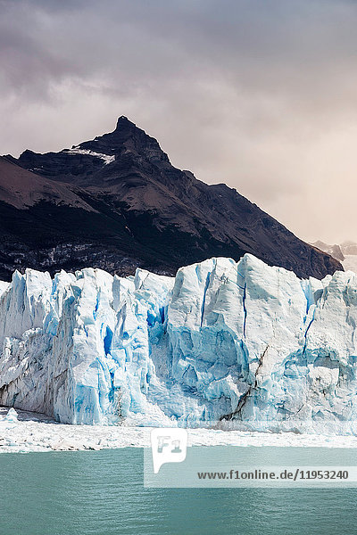 Blick auf Berg  Argentino-See und Perito-Moreno-Gletscher im Nationalpark Los Glaciares  Patagonien  Chile