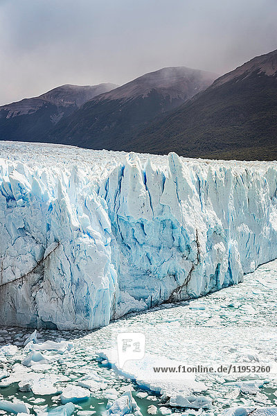 Blick auf den Perito-Moreno-Gletscher und niedrige Wolken über den Bergen  Los Glaciares-Nationalpark  Patagonien  Chile