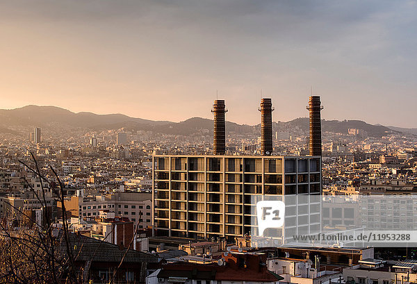 Erhöhte Ansicht des Stadtbildes mit einer Reihe von Schornsteinen  Barcelona  Spanien