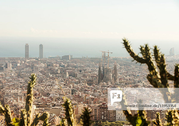 Erhöhte Ansicht des Stadtbilds mit La Sagrada Familia und entfernter Küste  Barcelona  Spanien