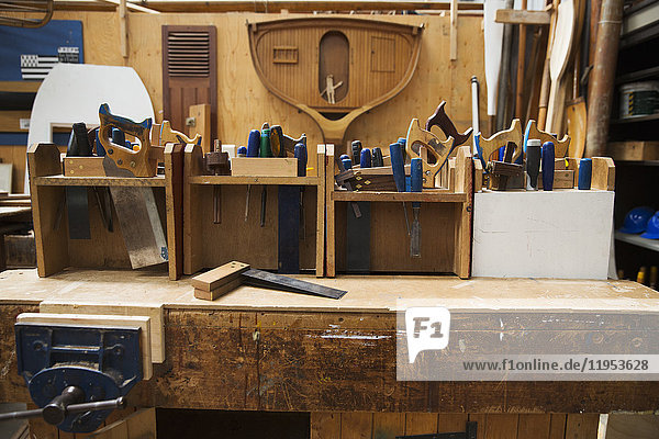 Werkbank in der Werkstatt eines Bootsbauers,  Auswahl von Handwerkzeugen für die Holzbearbeitung.
