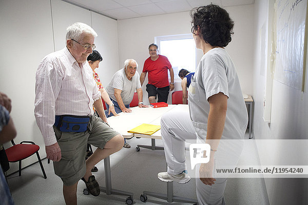 Reportage in a weekly hospitalization service in the endocrinology unit of a hospital in Savoie  France. Diabetic patients are hospitalized for a week to undergo an assessment on their diabetes: evolution of the diabetes  dietary habits and therapeutic education. An adapted physical activity session run by a specialized sports instructor.