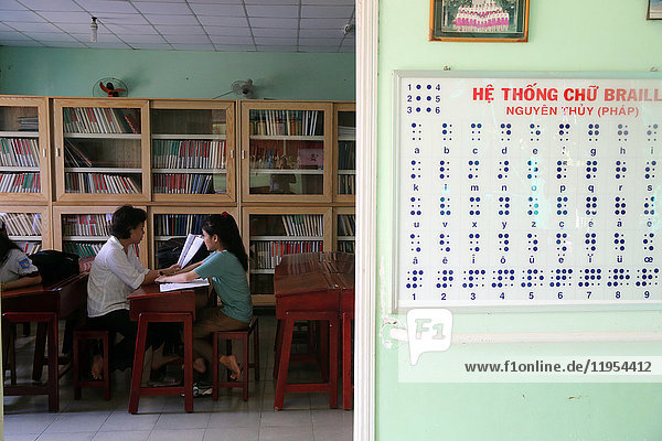 Vietnam. Zentrum für blinde Kinder. Vietnamesisches Braille-Alphabet.