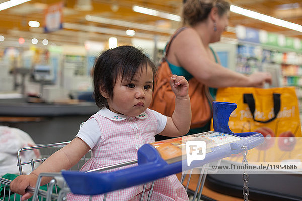 11 Monate altes Baby im Supermarkt.