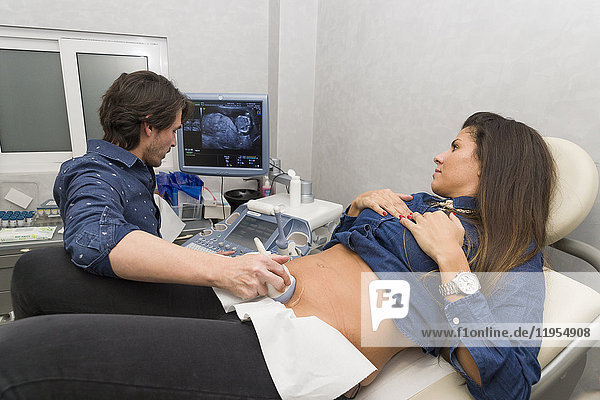 Reportage über Maureen während ihrer zweiten Schwangerschaft. Gynäkologischer Termin am Ende des ersten Trimesters. Ultraschalluntersuchung des Fötus.