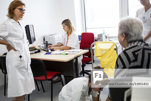 Reportage über die Fußsprechstunde für Diabetiker in einem Krankenhaus in Savoyen  Frankreich. Diese Konsultationen werden von einem spezialisierten Team durchgeführt und sind der Behandlung und Nachsorge von Fußverletzungen bei Diabetikern gewidmet. Krankenpfleger  Fußpfleger und Diabetologe.