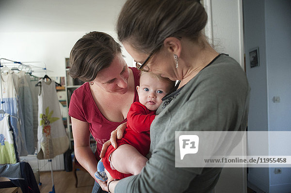 Sophie und Agnes leben seit 11 Jahren als Paar zusammen und wollten eine Familie gründen. Sie sind Mitglieder der französischen Vereinigung APGL (für schwule und lesbische Eltern und zukünftige Eltern). Nach drei Versuchen der künstlichen Befruchtung in Spanien beschlossen sie  es mit IVF zu versuchen. Seit 2015 werden sie von einer Klinik in Gent  Belgien  betreut. Nach einer mehrmonatigen Überwachung und Behandlung fand die IVF im Februar 2016 statt. Sie war erfolgreich und am 17. November 2016 wurde Gael geboren. Im April 2017 ist Gael 5 Monate alt.