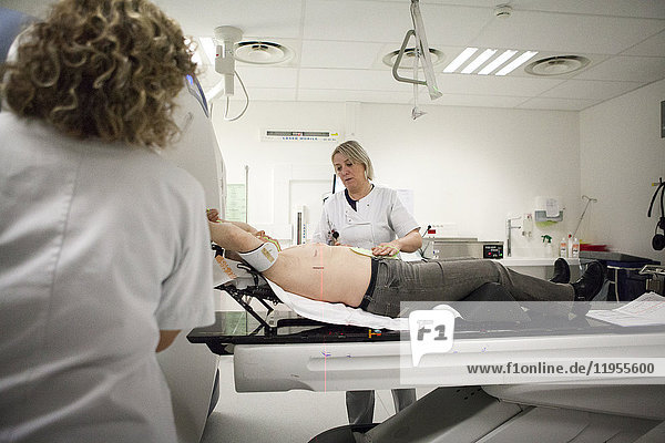 Reportage in der Strahlentherapieabteilung eines Krankenhauses in Savoie  Frankreich. Zentrierung der Patientin im Scanner vor der Behandlung. Diese Patientin wird wegen Brustkrebs behandelt.