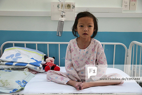 Das Herzinstitut bietet vietnamesischen Patienten  die an Herzkrankheiten leiden  eine hochwertige Versorgung. Kind im Krankenhaus. Ho-Chi-Minh-Stadt. Vietnam.