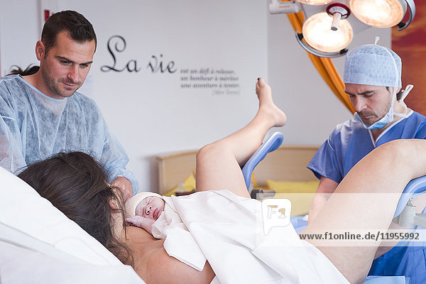Reportage über Maureen während ihrer zweiten Schwangerschaft. Vaginale Geburt in der Klinik Santa Maria in Nizza  Frankreich. Der Gynäkologe näht die Risse.