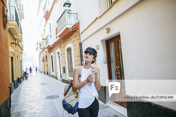Spanien  Andalusien  Cadiz  junge Frau in der Altstadt