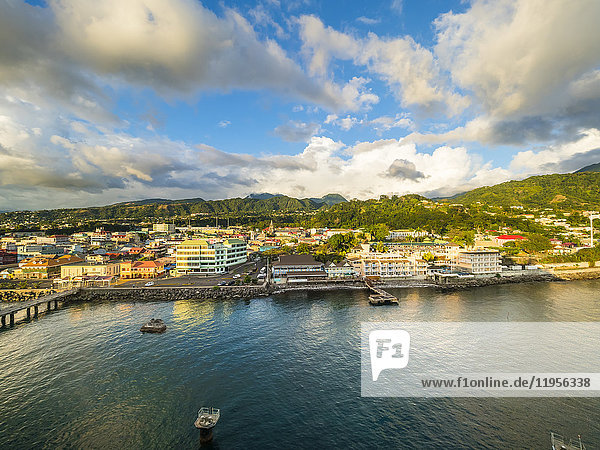 Karibik  Antillen  Dominica  Roseau  Blick auf die Stadt in der Abenddämmerung