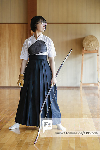 Japanischer traditioneller Kyudo-Bogenschütze beim Üben