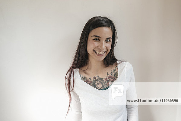 Porträt einer lächelnden Frau mit Tattoos
