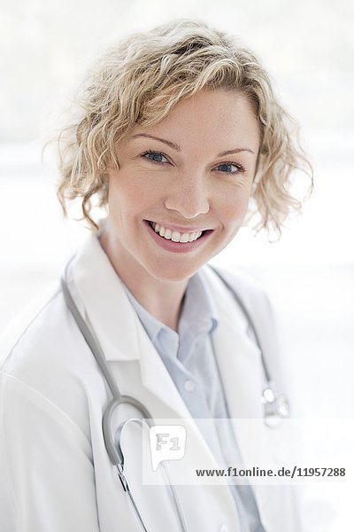 MODELL FREIGEGEBEN. Weiblicher Arzt lächelt in Richtung Kamera  Porträt.