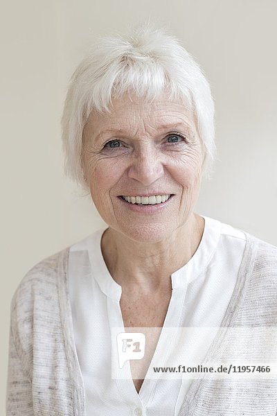 MODELL FREIGEGEBEN. Ältere Frau lächelt in Richtung Kamera  Porträt.