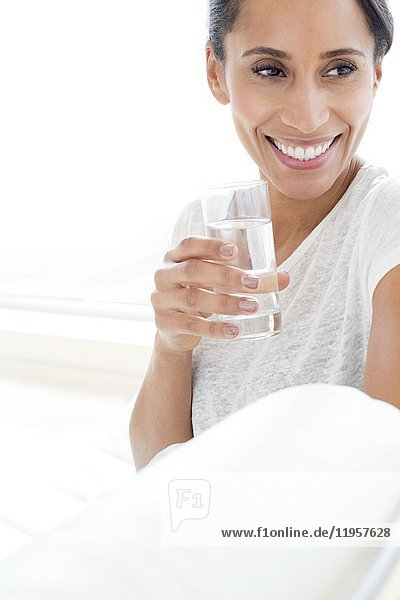 Mittlere erwachsene Frau mit Glas Wasser  Porträt.