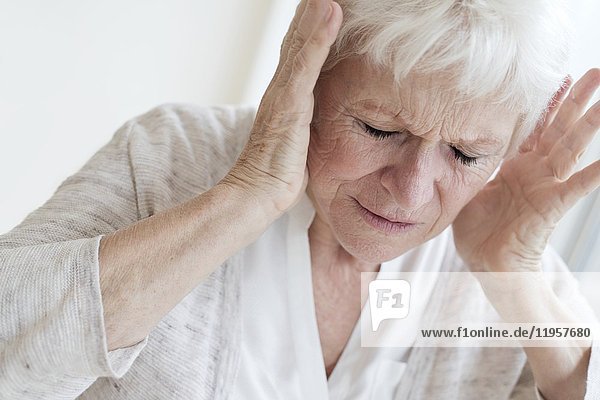 MODELL FREIGEGEBEN. Ältere Frau mit Kopfschmerzen.