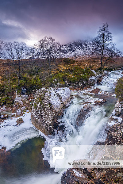 Fluss Coupall  Coupall Falls und Buachaille Etive Mor  Glen Coe  Highlands  Schottland  Vereinigtes Königreich  Europa