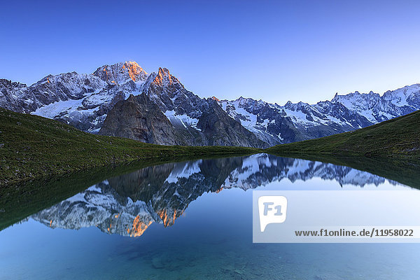 Spiegelung des Mont Blanc im Lac Checrouit (Checrouit-See) bei Sonnenaufgang  Veny-Tal  Courmayeur  Aostatal  Italien  Europa
