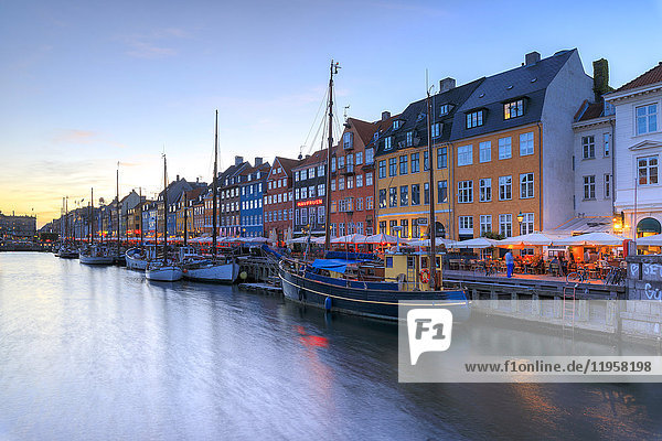 Blaue Lichter der Abenddämmerung am Hafen und Kanal des Vergnügungsviertels Nyhavn  Kopenhagen  Dänemark  Europa