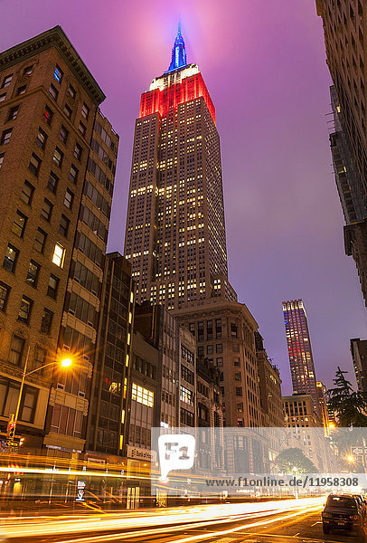 Empire State Building bei Nacht  Fifth Avenue  Ampelspuren  Manhattan  New York  Vereinigte Staaten von Amerika  Nordamerika