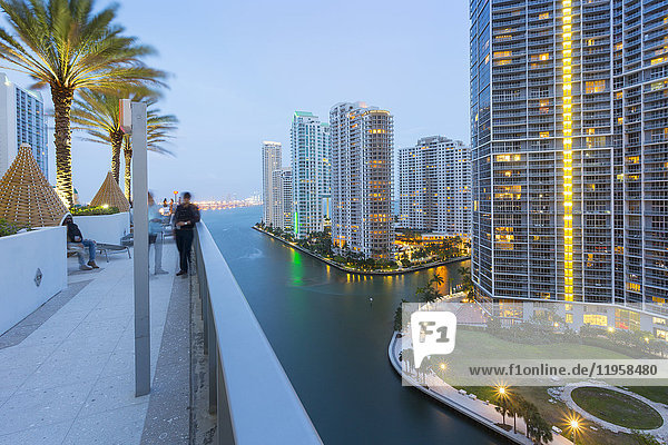 Rooftop-Bar mit Blick auf den Miami River in der Abenddämmerung  Miami  Florida  Vereinigte Staaten von Amerika  Nordamerika