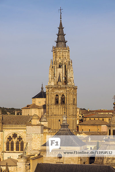 Spanien  Kastilien-La Mancha  Toledo  Beleuchteter Turm der Kathedrale von Toledo
