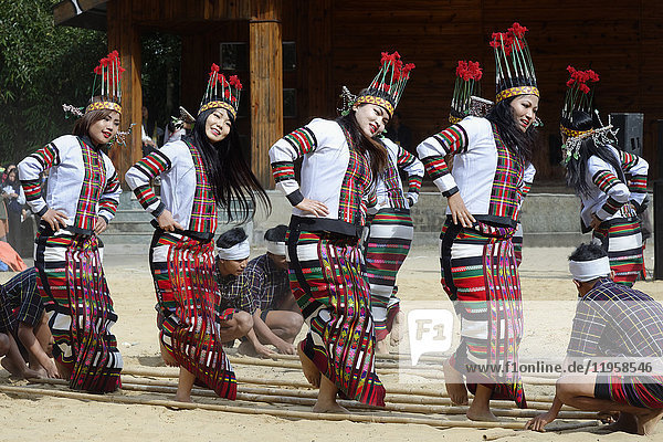 Rituelle Stammestänze auf dem Hornbill Festival  Kohima  Nagaland  Indien  Asien