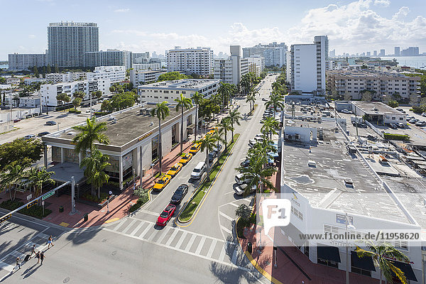 Erhöhte Ansicht einer Straße in South Beach und Downtown  Miami Beach  Miami  Florida  Vereinigte Staaten von Amerika  Nordamerika